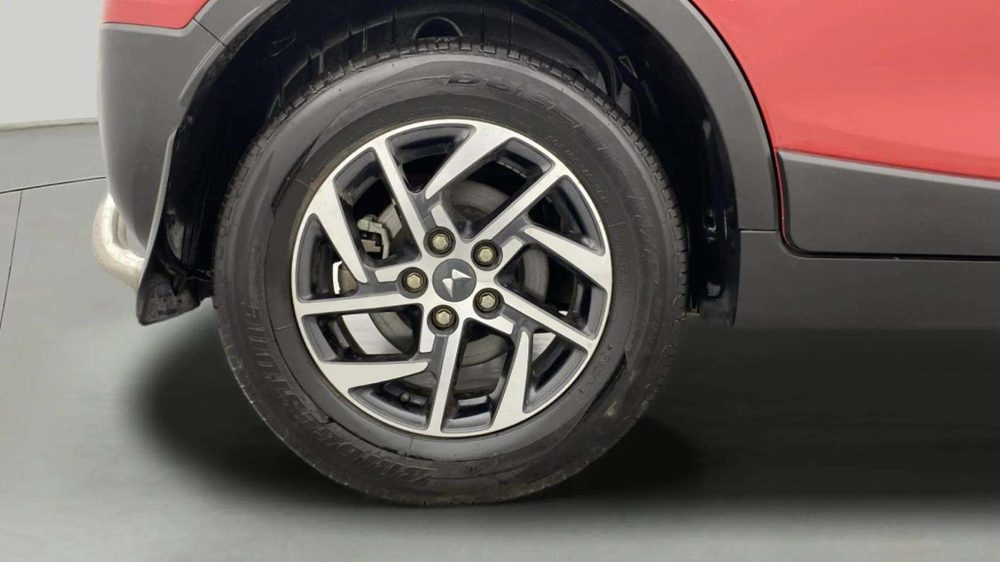 2023 Mahindra XUV300 W8 (O) 1.2 PETROL, Petrol, Manual, 13,276 km, Right Rear Wheel