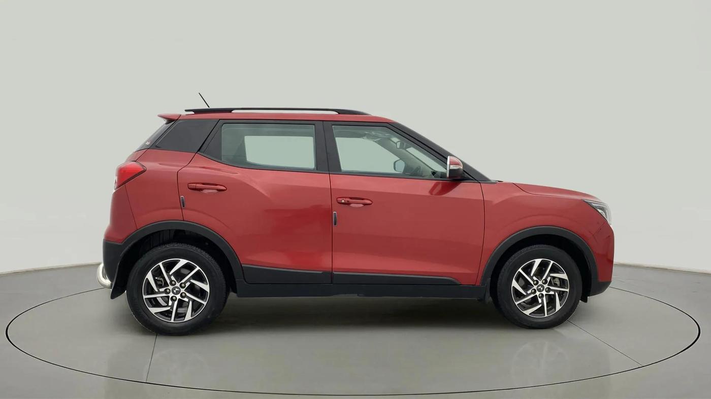 2023 Mahindra XUV300 W8 (O) 1.2 PETROL, Petrol, Manual, 13,276 km, Right Side View