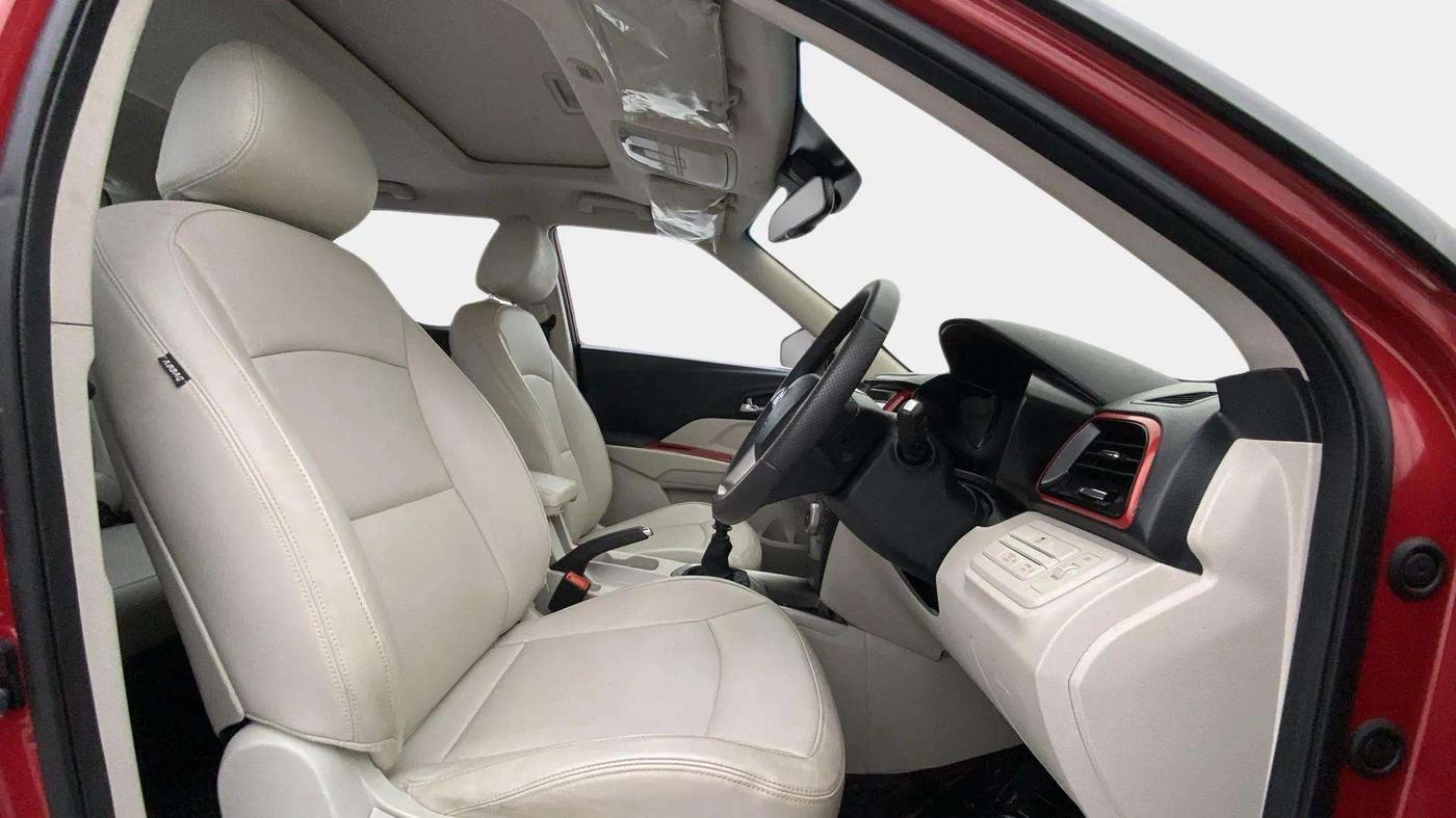 2023 Mahindra XUV300 W8 (O) 1.2 PETROL, Petrol, Manual, 13,276 km, Right Side Front Door Cabin