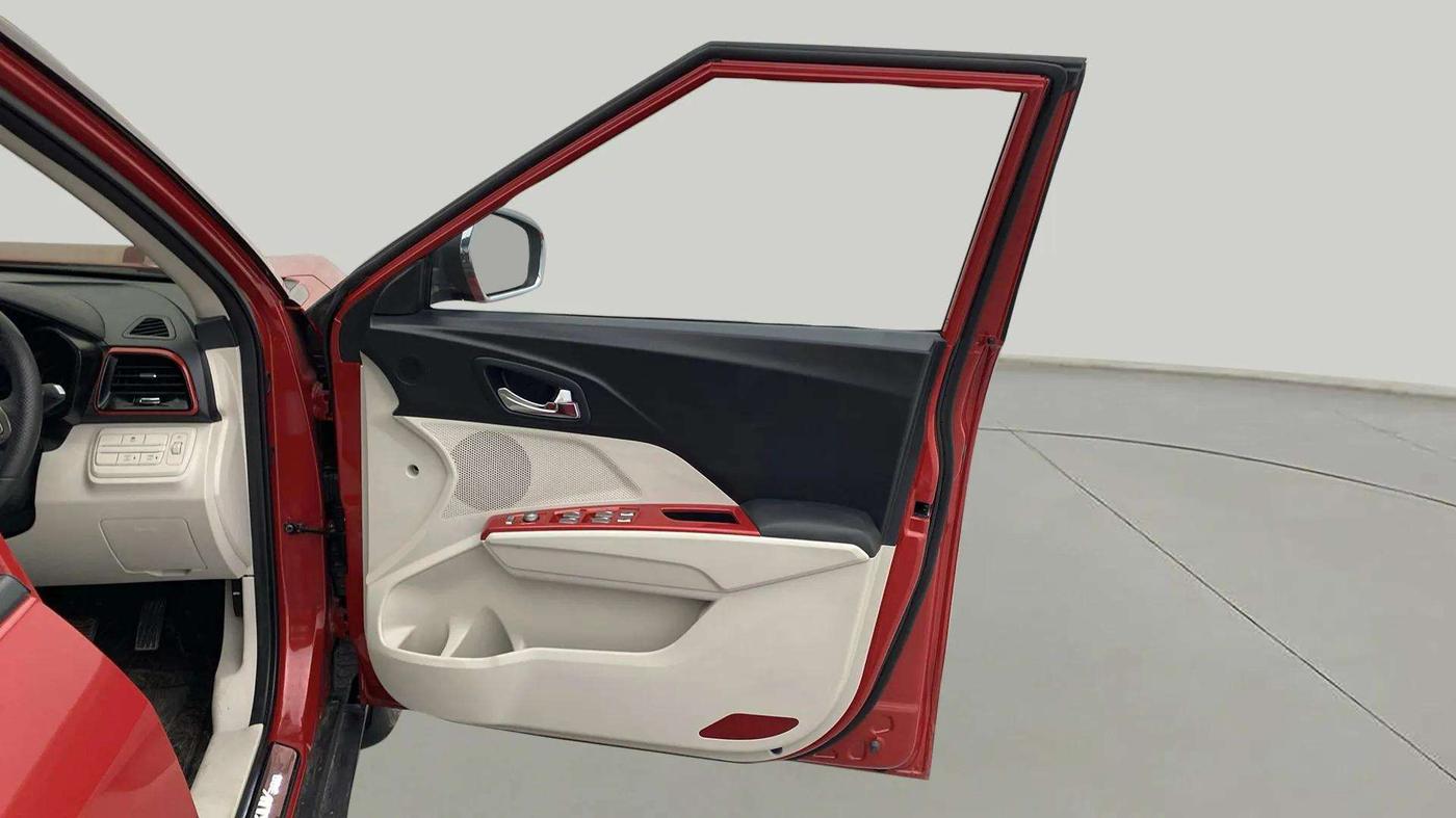 2023 Mahindra XUV300 W8 (O) 1.2 PETROL, Petrol, Manual, 13,276 km, RHS Front Door