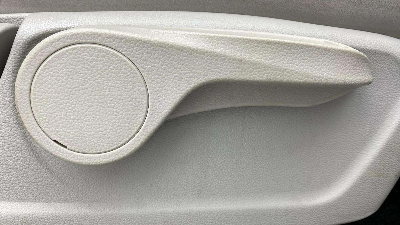 2023 Mahindra XUV300 W8 (O) 1.2 PETROL, Petrol, Manual, 13,276 km, Driver Side Adjustment Panel