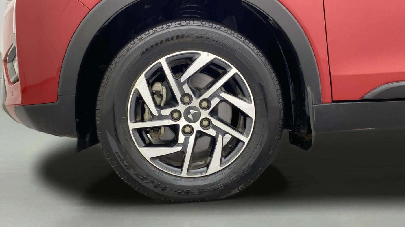 2023 Mahindra XUV300 W8 (O) 1.2 PETROL, Petrol, Manual, 13,276 km, Left Front Wheel