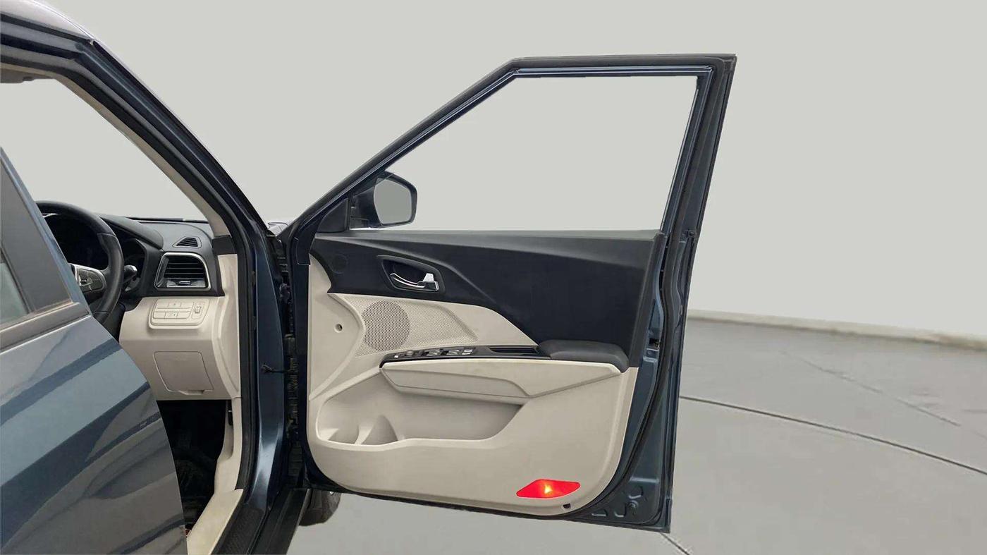 2019 Mahindra XUV300 W8 1.2 PETROL, Petrol, Manual, 61,610 km, RHS Front Door