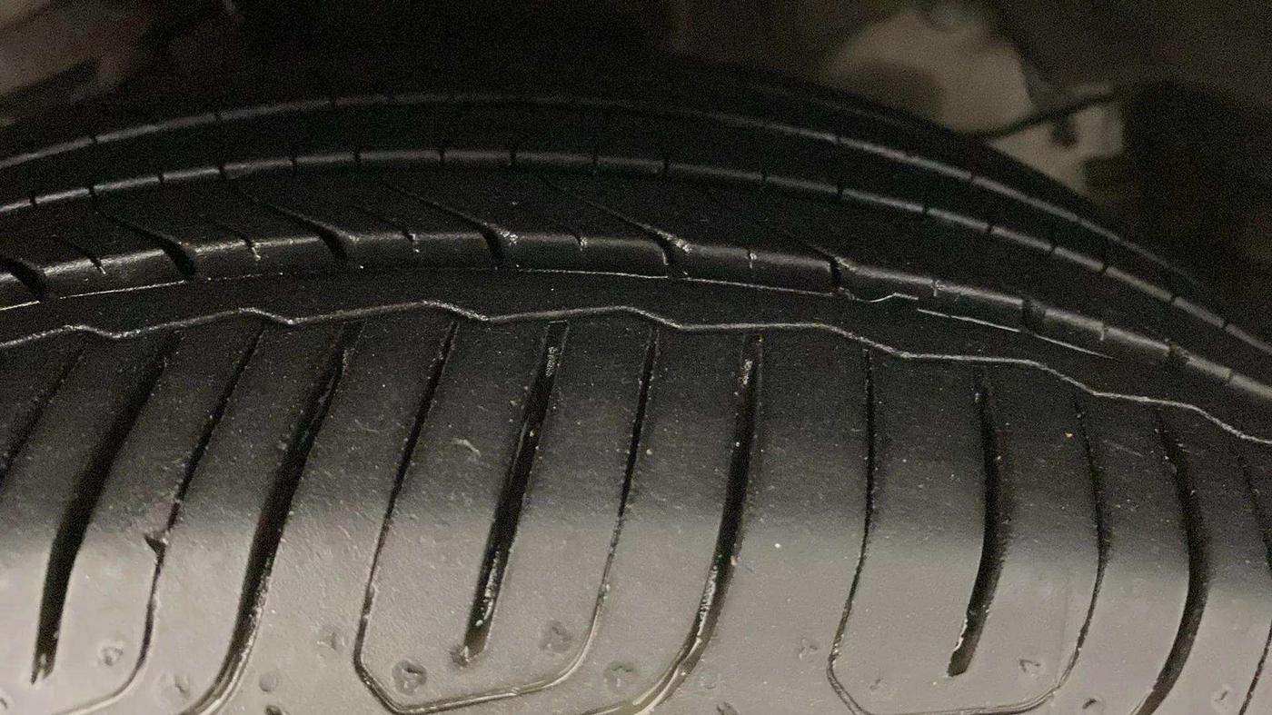 2019 Mahindra XUV300 W8 1.2 PETROL, Petrol, Manual, 61,610 km, Right Front Tyre Tread