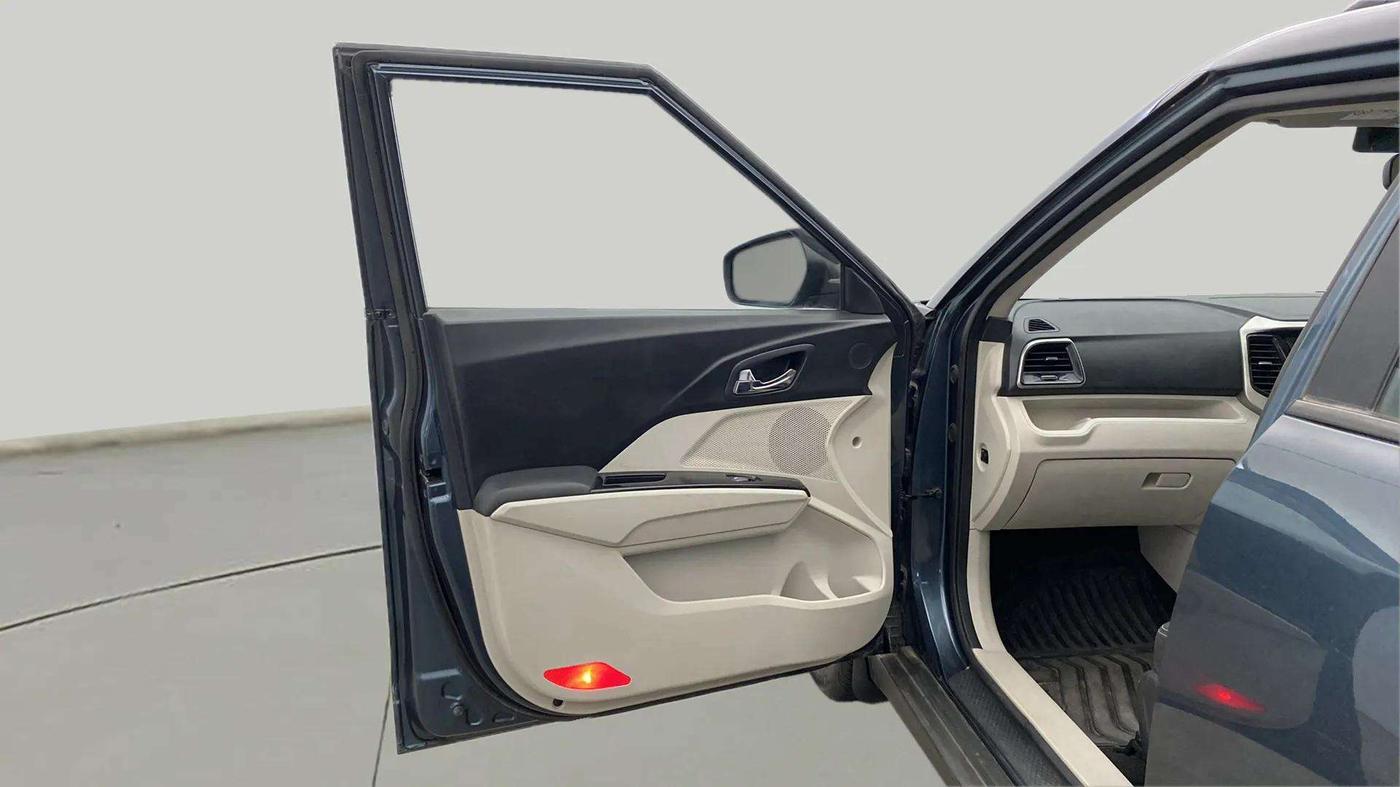 2019 Mahindra XUV300 W8 1.2 PETROL, Petrol, Manual, 61,610 km, LHS Front Door
