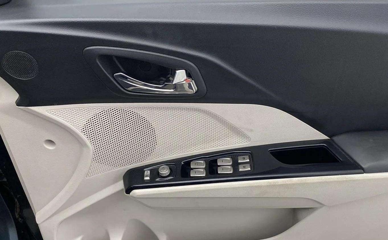 2019 Mahindra XUV300 W8 1.2 PETROL, Petrol, Manual, 61,610 km, Driver Side Door Panels Control