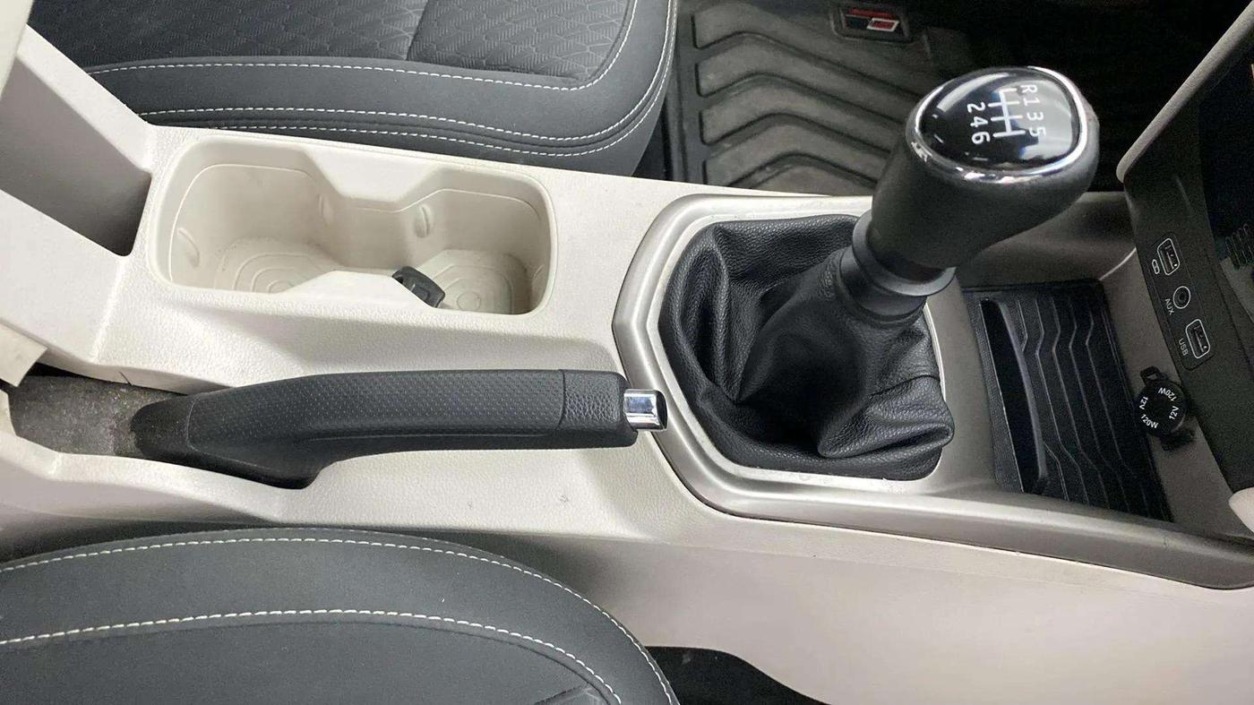 2019 Mahindra XUV300 W8 1.2 PETROL, Petrol, Manual, 61,610 km, Gear Lever