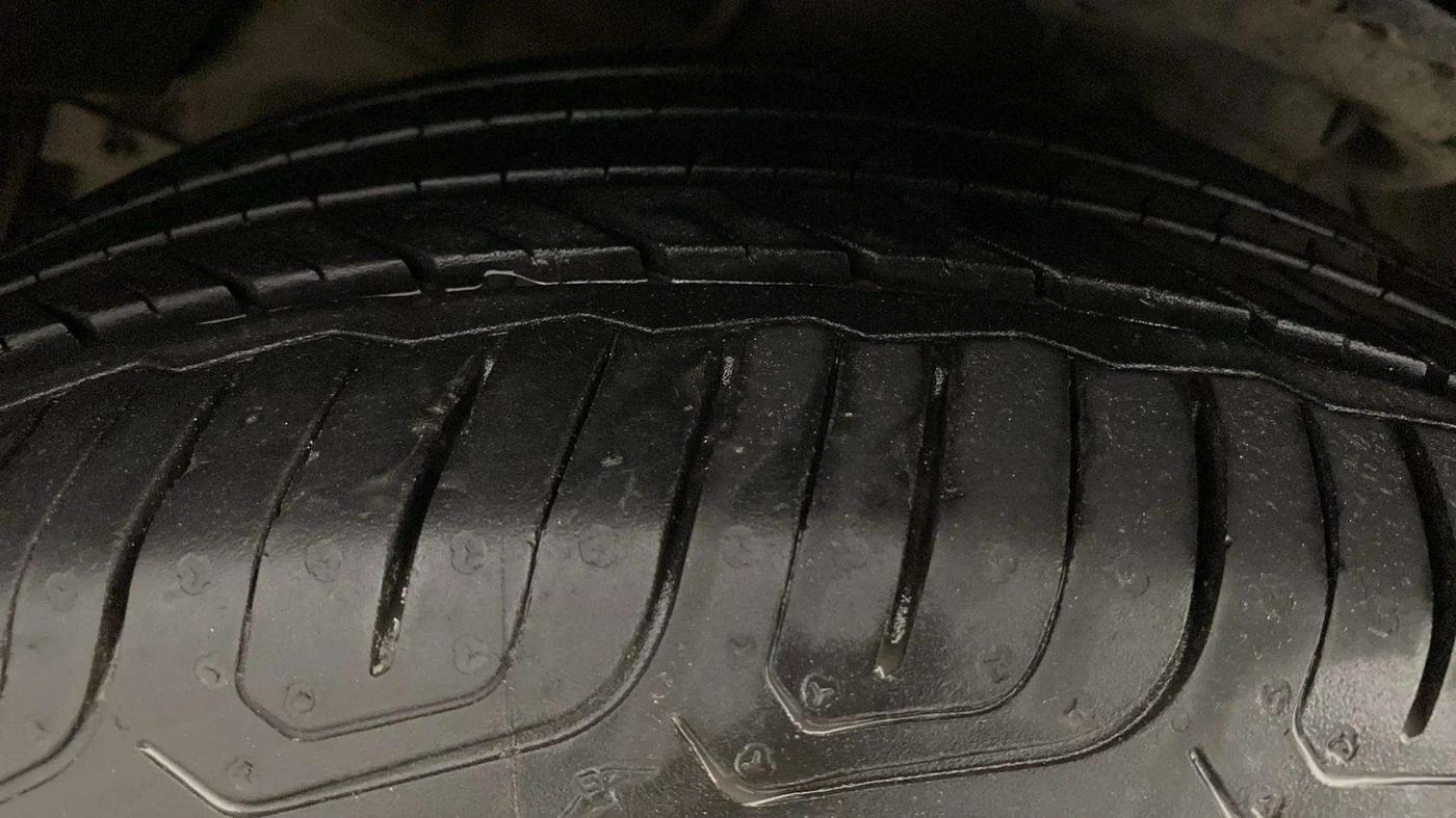 2019 Mahindra XUV300 W8 1.2 PETROL, Petrol, Manual, 61,610 km, Left Front Tyre Tread