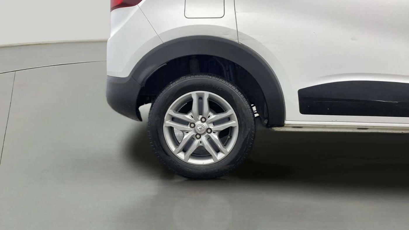 2023 Renault TRIBER RXZ DUAL TONE, Petrol, Manual, 39,826 km, Right Rear Wheel