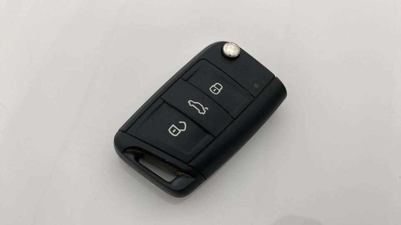 2022 Skoda SLAVIA STYLE 1.0L TSI MT, Petrol, Manual, 37,261 km, Key Close Up