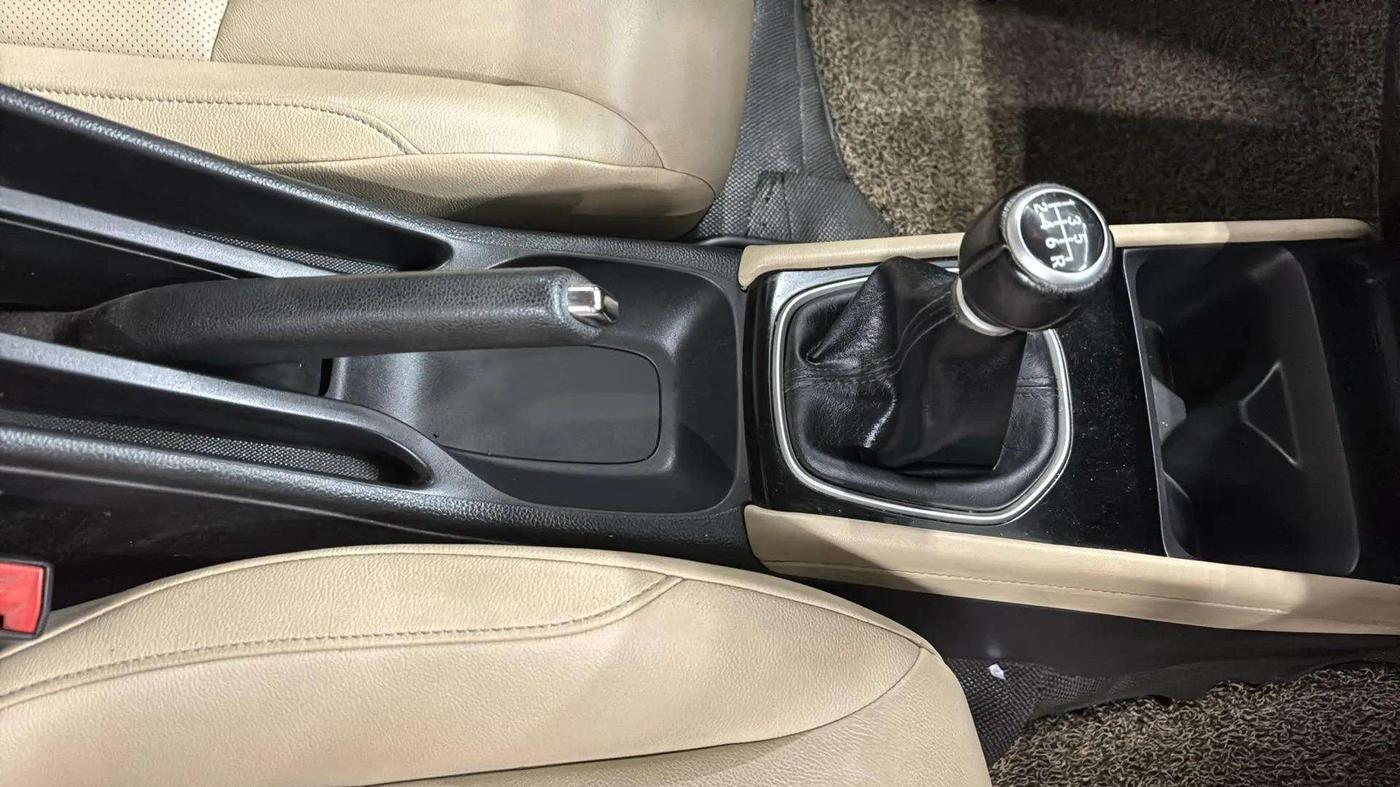 2021 Honda City 1.5L I-DTEC ZX, Diesel, Manual, 58,384 km, Gear Lever