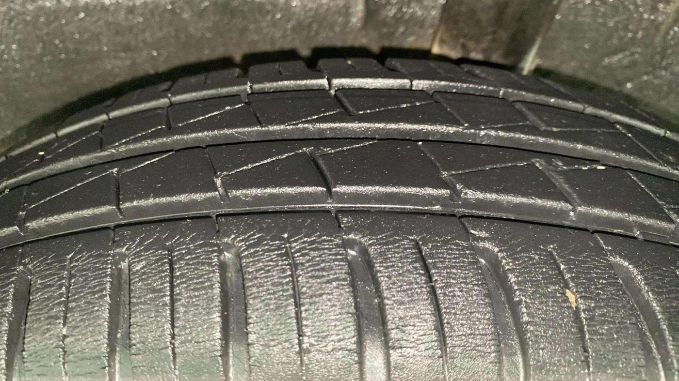 2020 Renault Kwid RXT 1.0 AMT (O), Petrol, Automatic, 14,679 km, Left Rear Tyre Tread