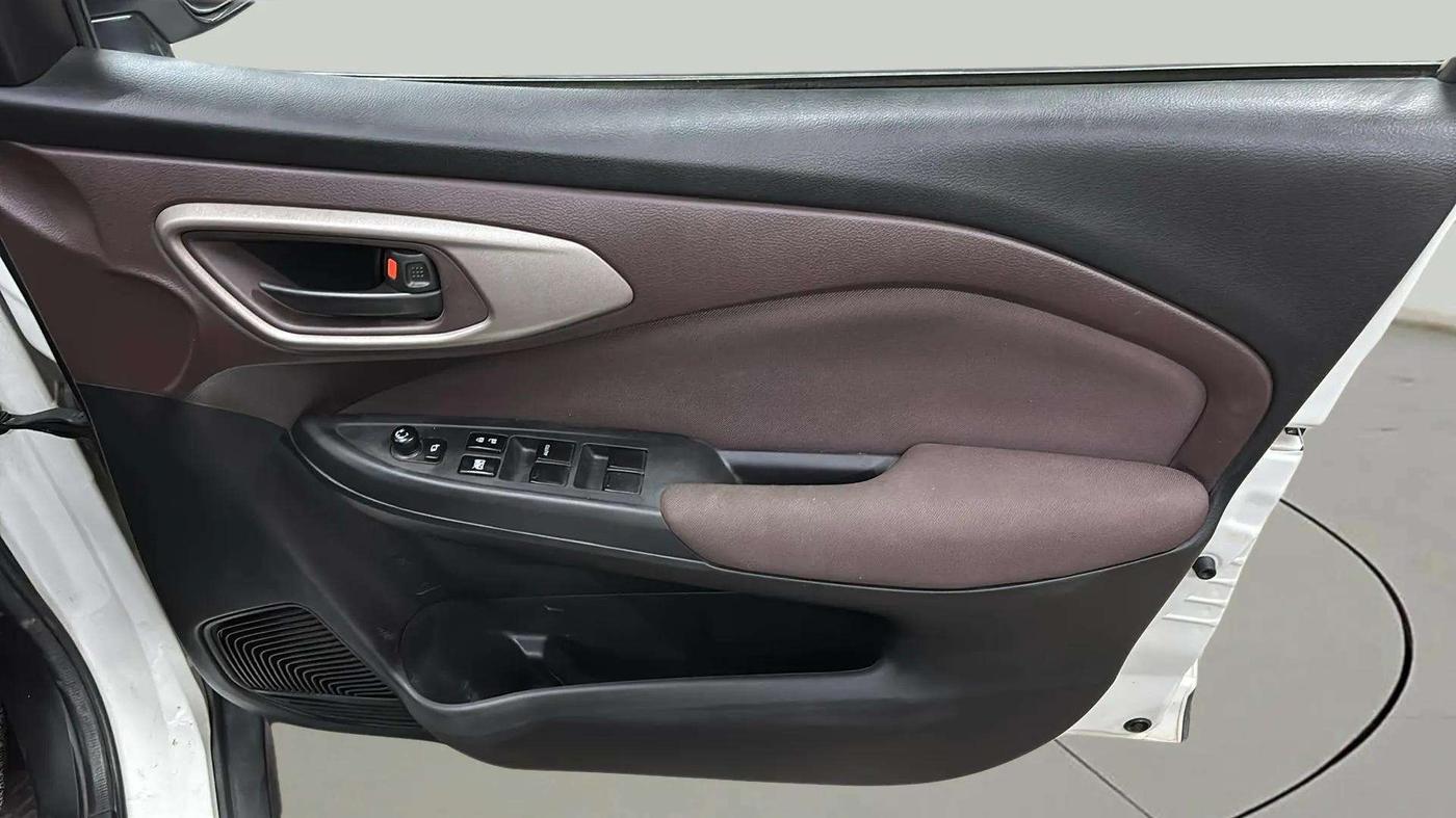 2023 Maruti FRONX DELTA 1.2 MT PETROL, Petrol, Manual, 25,039 km, Driver Side Door Panels Control