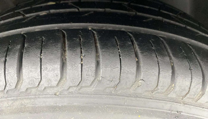 2021 Hyundai NEW I20 SPORTZ 1.2 AT, Petrol, Automatic, 30,970 km, Right Front Tyre Tread
