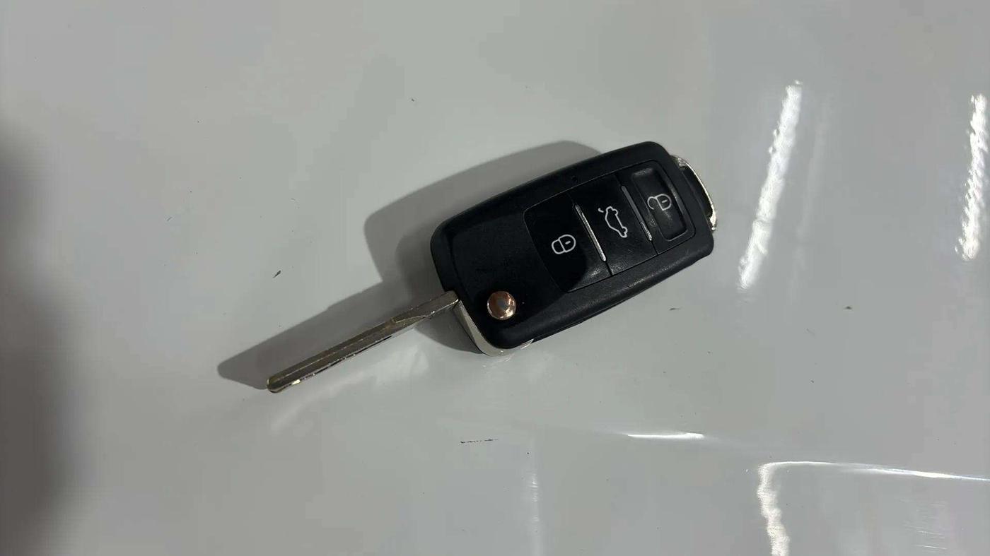 2016 Volkswagen Polo HIGHLINE1.2L, Petrol, Manual, 90,843 km, Key Close Up