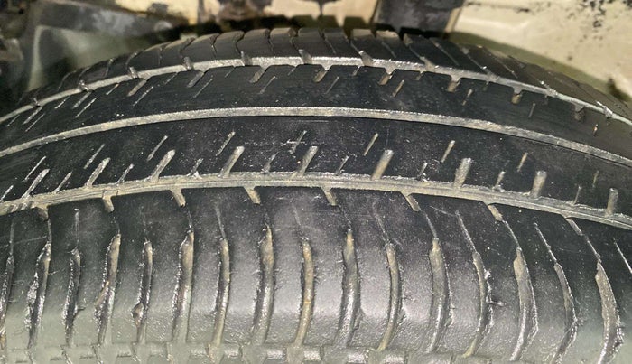 2015 Maruti Swift VXI, Petrol, Manual, 73,863 km, Left Front Tyre Tread
