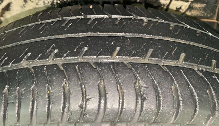 2015 Maruti Swift VXI, Petrol, Manual, 73,863 km, Right Front Tyre Tread