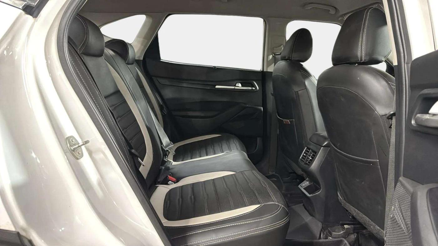 2023 KIA SELTOS HTE 1.5 PETROL, Petrol, Manual, 29,607 km, Right Side Rear Door Cabin