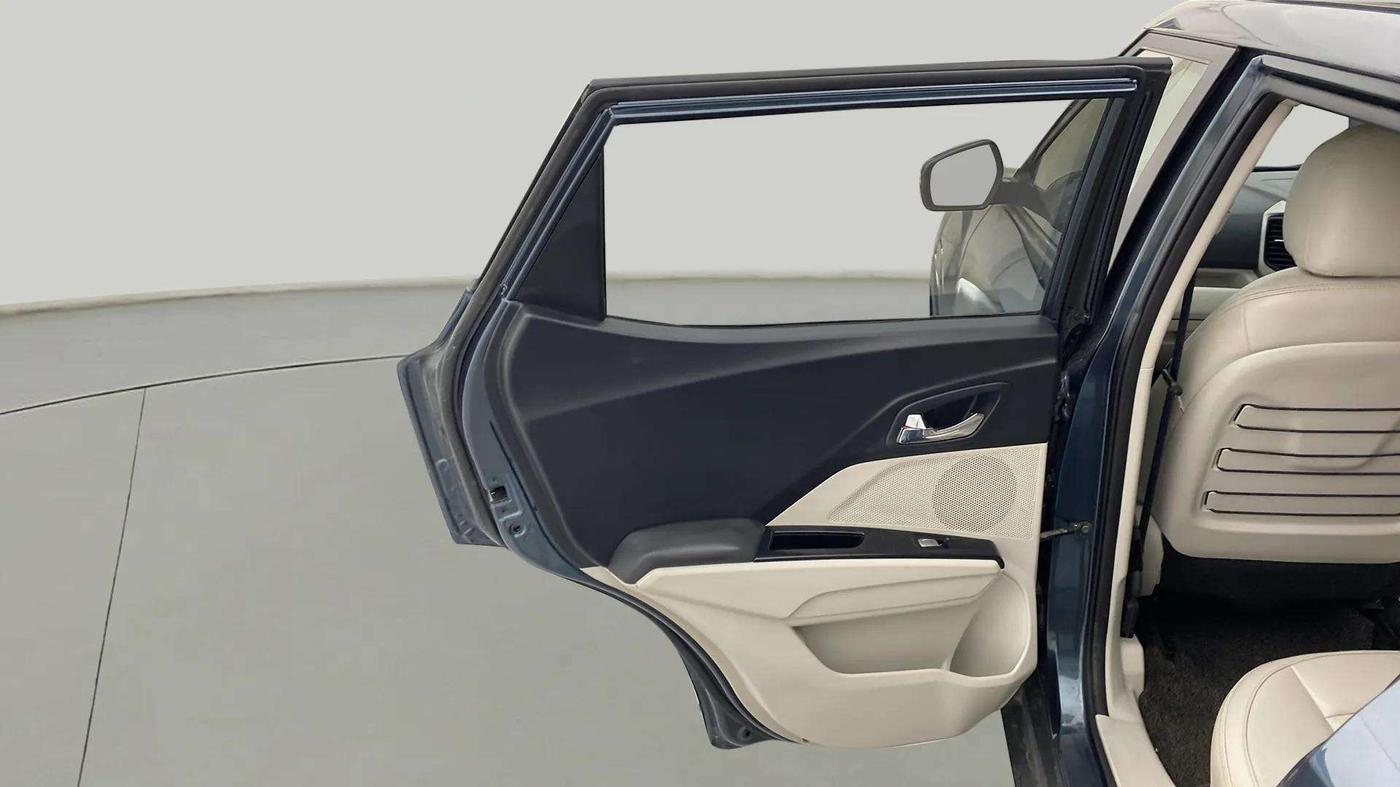 2022 Mahindra XUV300 W8 (O) 1.2 PETROL, Petrol, Manual, 27,873 km, LHS Rear Door