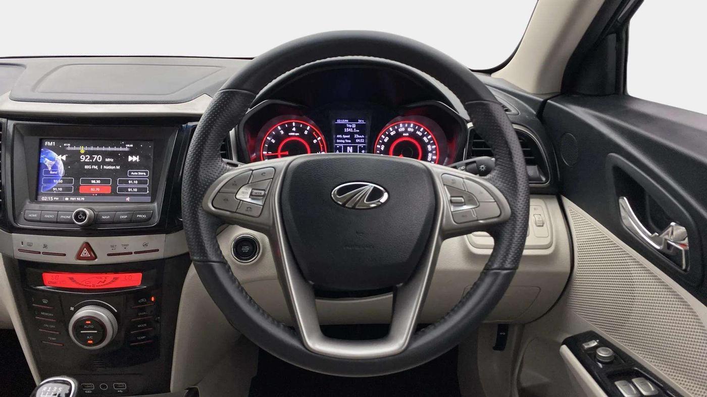 2022 Mahindra XUV300 W8 (O) 1.2 PETROL, Petrol, Manual, 27,873 km, Steering Wheel Close Up