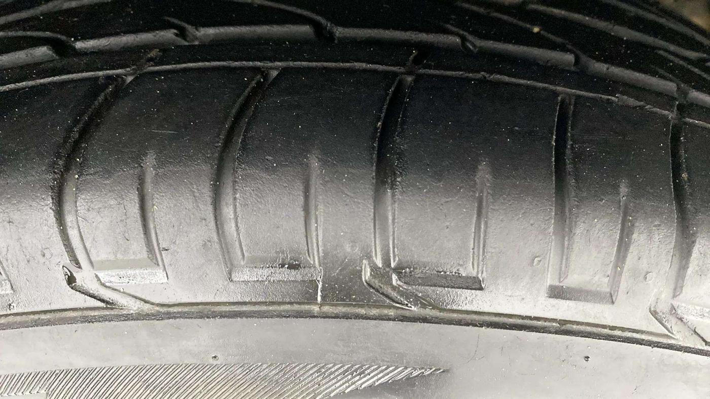 2022 Mahindra XUV300 W8 (O) 1.2 PETROL, Petrol, Manual, 27,873 km, Right Front Tyre Tread