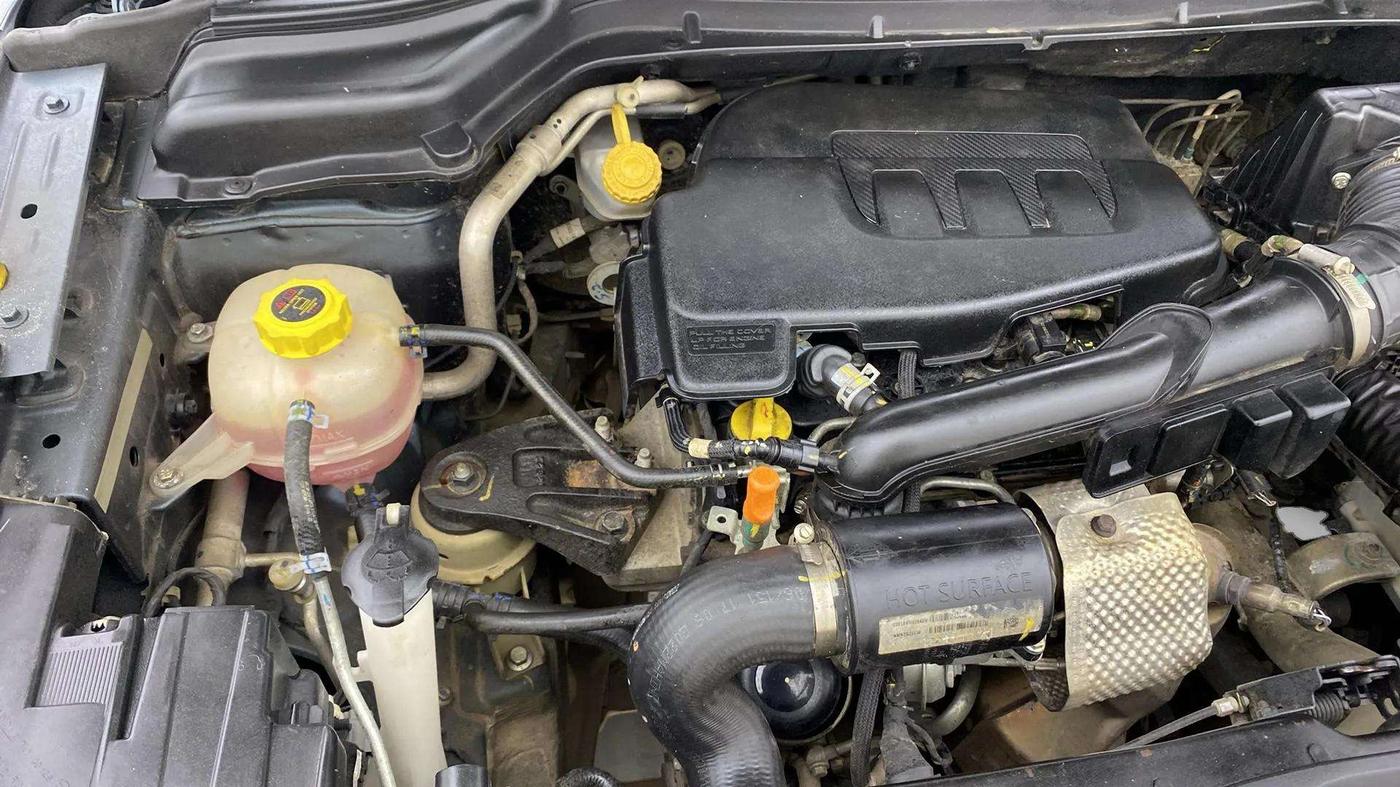 2022 Mahindra XUV300 W8 (O) 1.2 PETROL, Petrol, Manual, 27,873 km, Engine View - Right