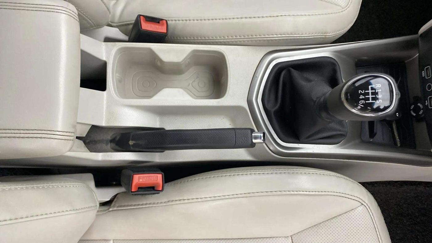 2022 Mahindra XUV300 W8 (O) 1.2 PETROL, Petrol, Manual, 27,873 km, Gear Lever