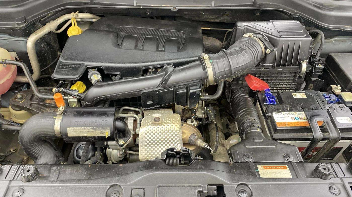 2022 Mahindra XUV300 W8 (O) 1.2 PETROL, Petrol, Manual, 27,873 km, Engine View