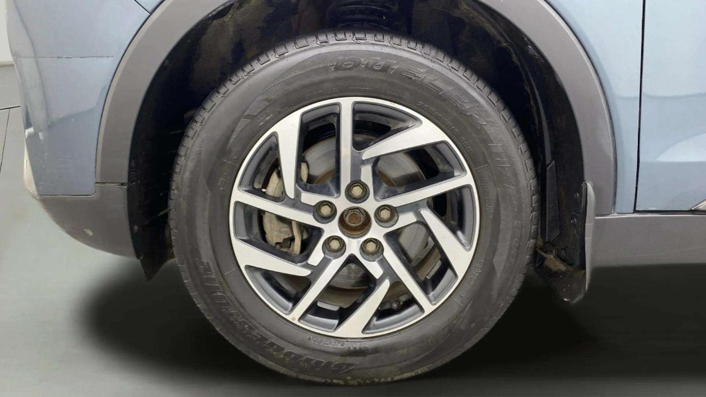 2022 Mahindra XUV300 W8 (O) 1.2 PETROL, Petrol, Manual, 27,873 km, Left Front Wheel