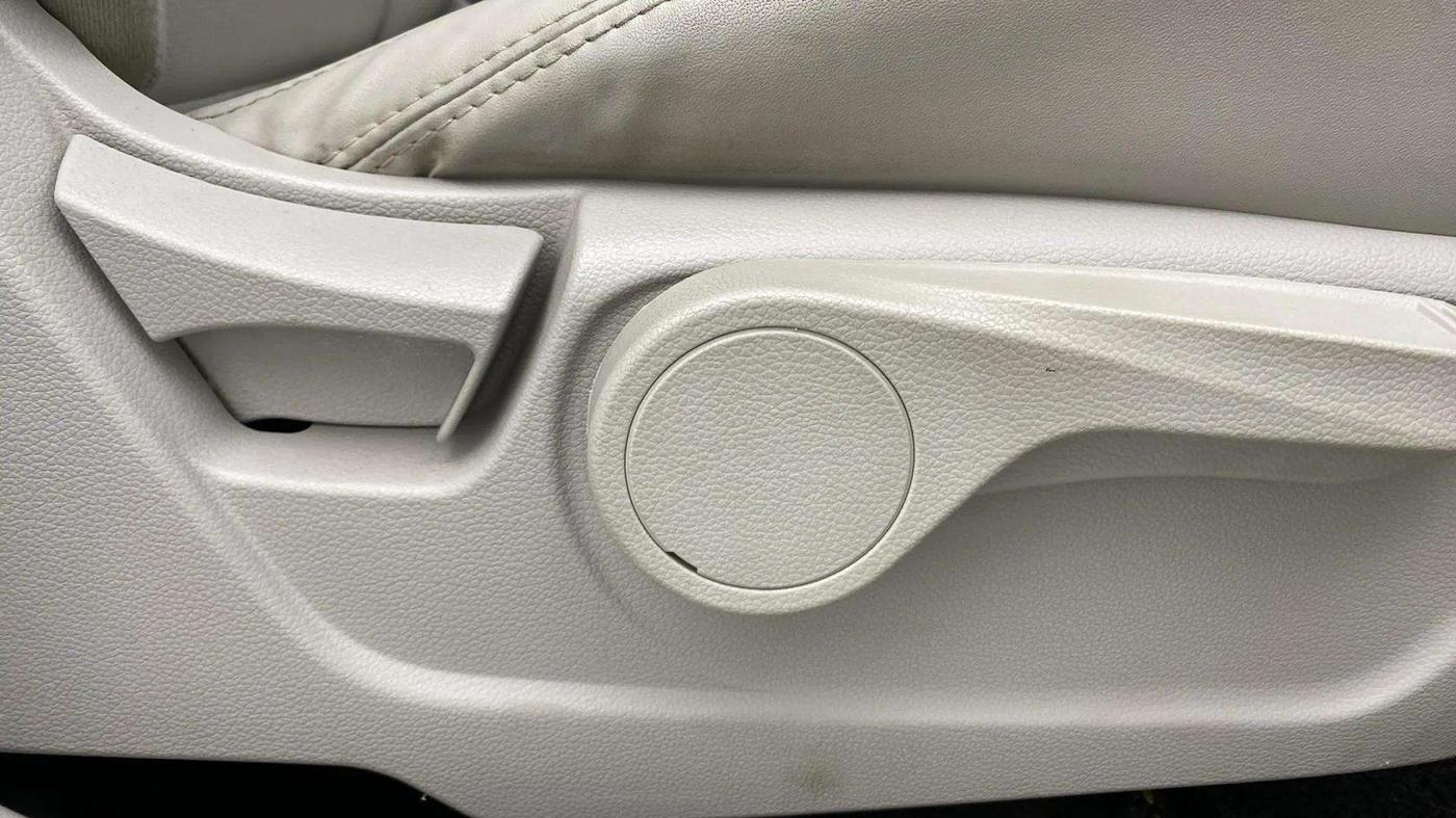 2022 Mahindra XUV300 W8 (O) 1.2 PETROL, Petrol, Manual, 27,873 km, Driver Side Adjustment Panel