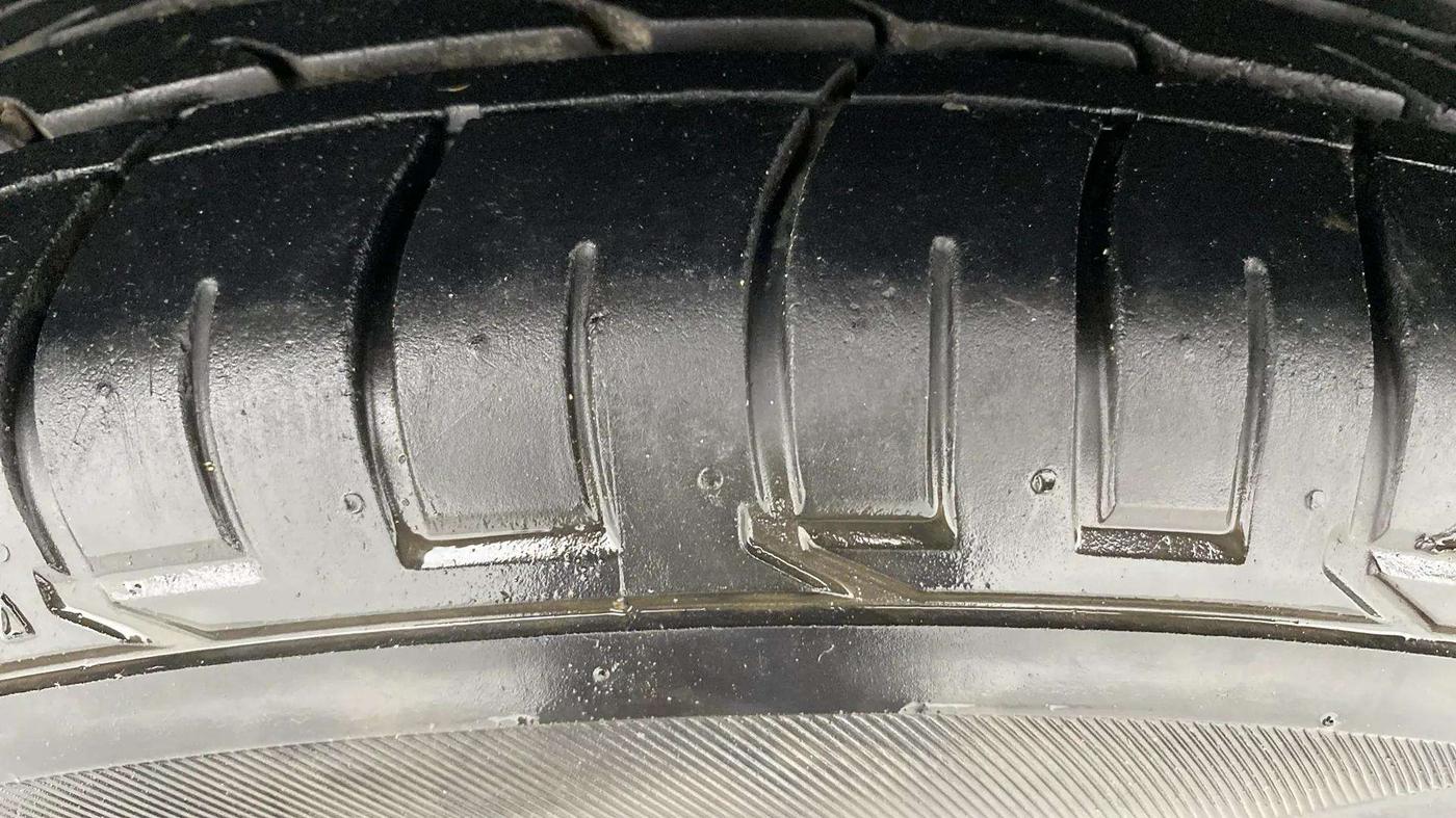 2022 Mahindra XUV300 W8 (O) 1.2 PETROL, Petrol, Manual, 27,873 km, Right Rear Tyre Tread