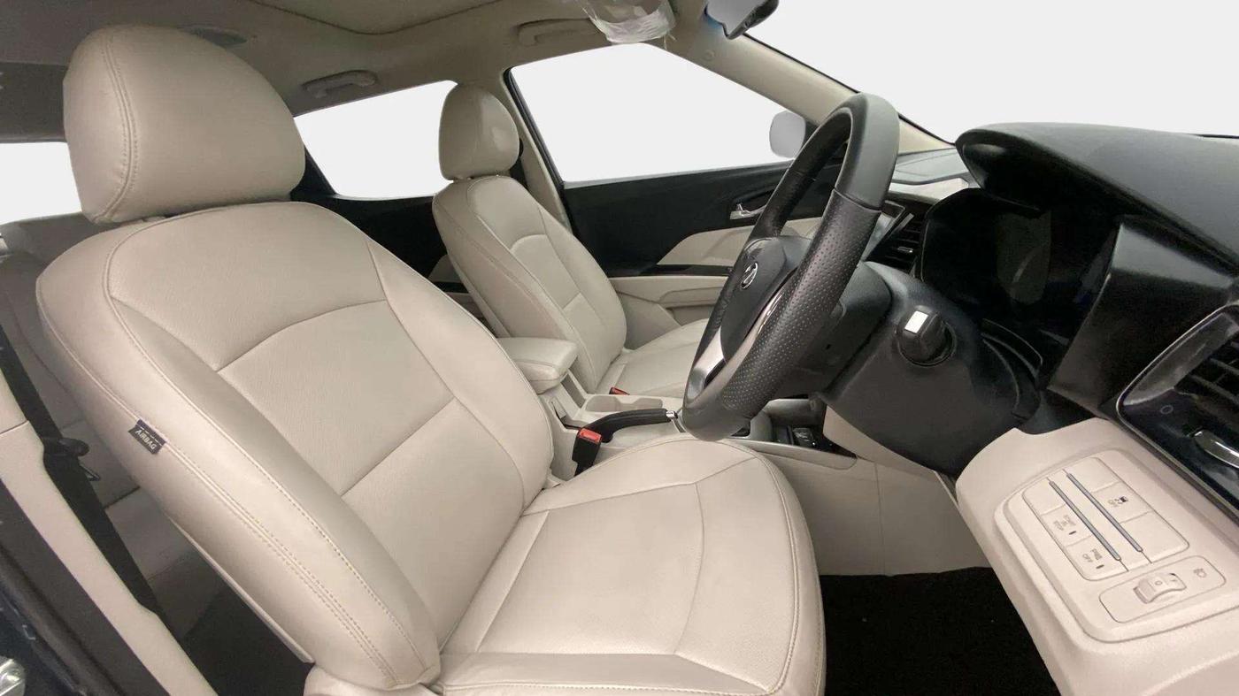 2022 Mahindra XUV300 W8 (O) 1.2 PETROL, Petrol, Manual, 27,873 km, Right Side Front Door Cabin