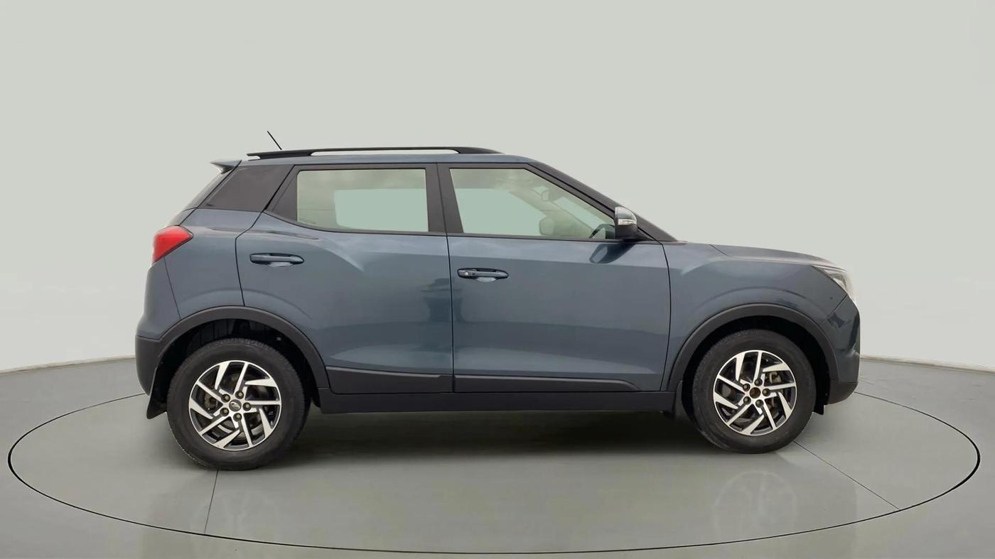 2022 Mahindra XUV300 W8 (O) 1.2 PETROL, Petrol, Manual, 27,873 km, Right Side View