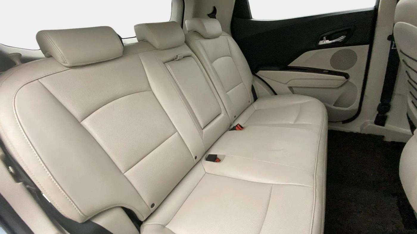 2022 Mahindra XUV300 W8 (O) 1.2 PETROL, Petrol, Manual, 27,873 km, Right Side Rear Door Cabin