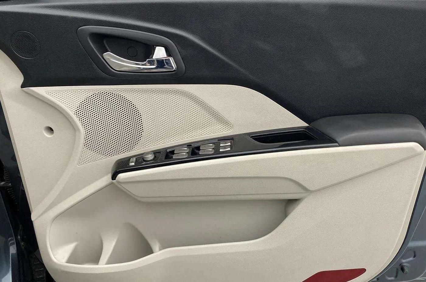 2022 Mahindra XUV300 W8 (O) 1.2 PETROL, Petrol, Manual, 27,873 km, Driver Side Door Panels Control