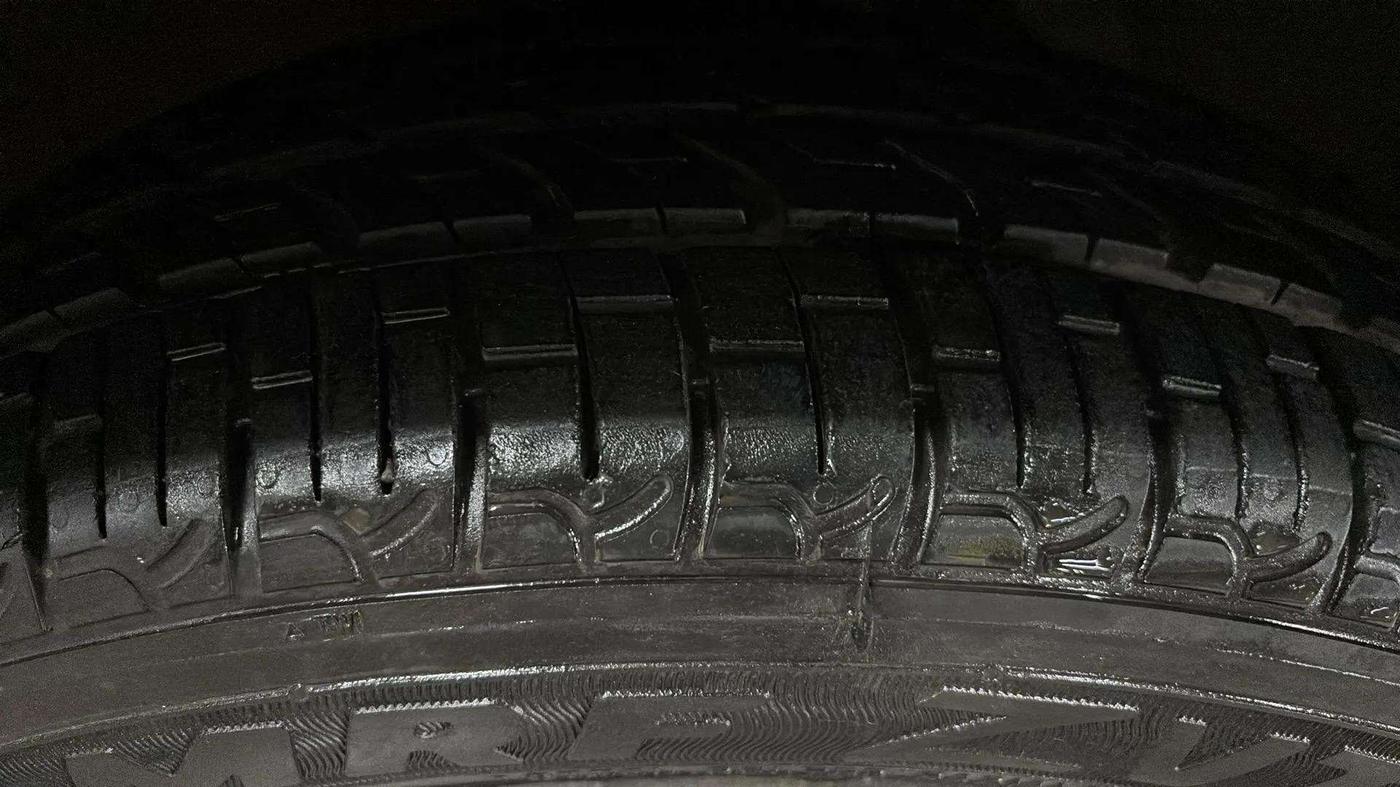 2016 Maruti Wagon R 1.0 VXI, Petrol, Manual, 37,227 km, Right Front Tyre Tread
