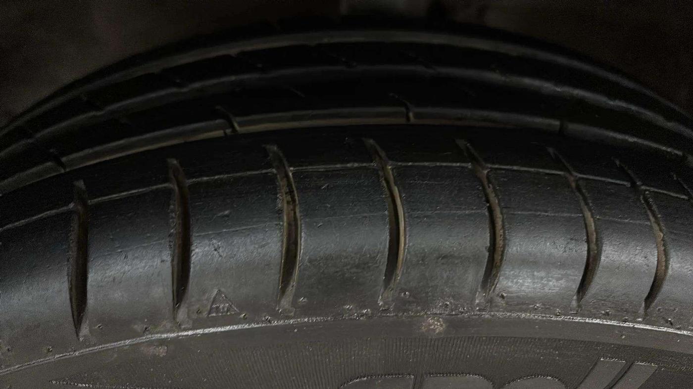 2016 Maruti Wagon R 1.0 VXI, Petrol, Manual, 37,227 km, Left Front Tyre Tread