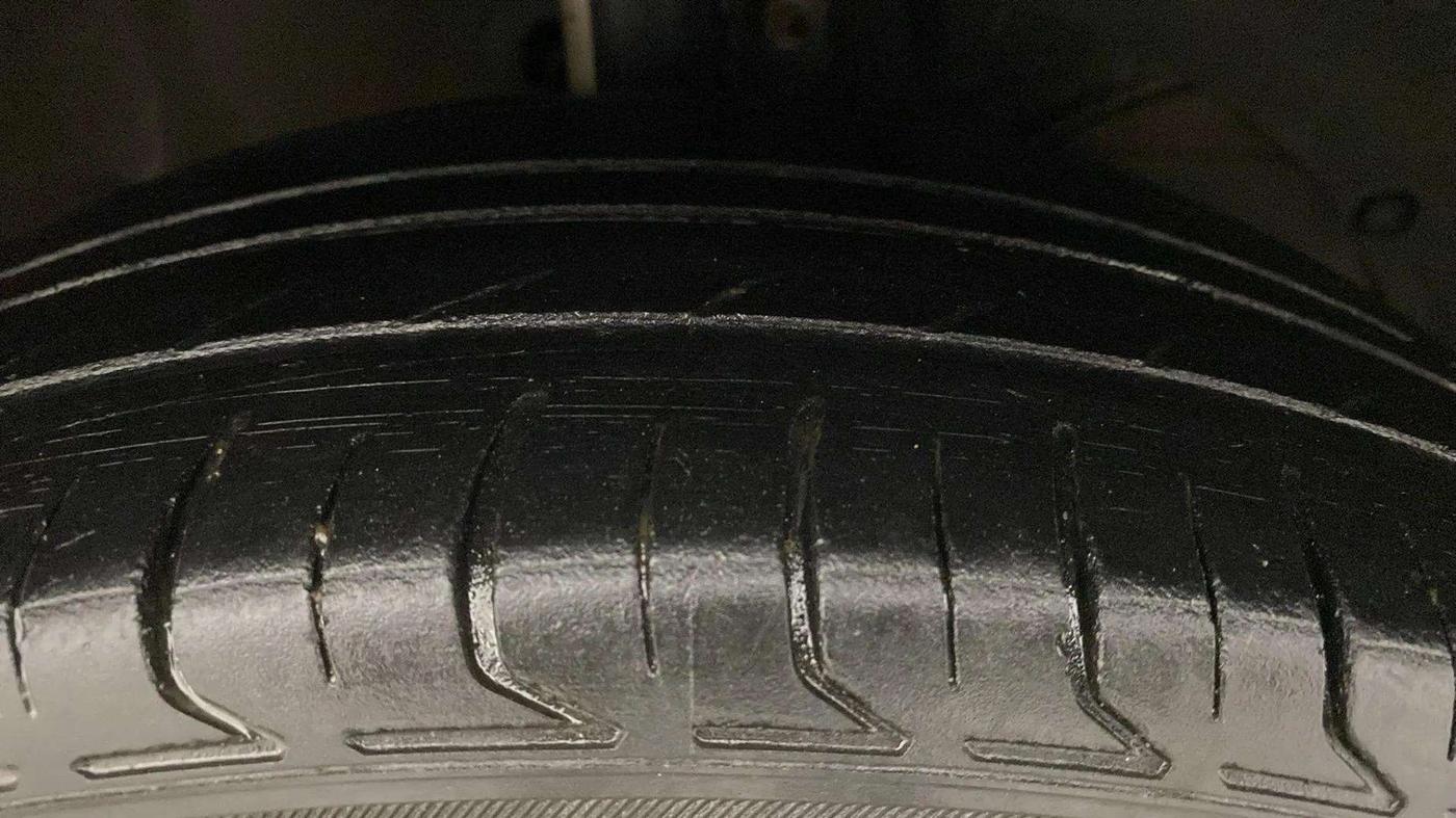 2018 Maruti Dzire ZXI PLUS, Petrol, Manual, 82,752 km, Right Front Tyre Tread