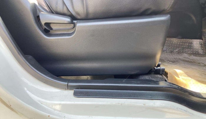 2014 Maruti Wagon R 1.0 VXI, Petrol, Manual, 23,802 km, Driver Side Adjustment Panel