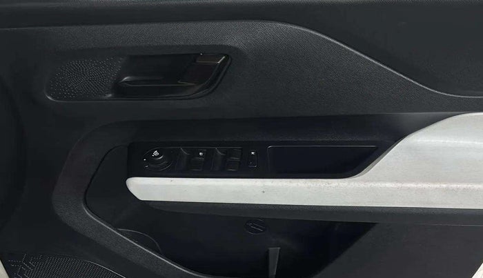 2024 Tata PUNCH ACCOMPLISHED DAZZLE SUNROOF CNG MT, CNG, Manual, 25,480 km, Driver Side Door Panels Control