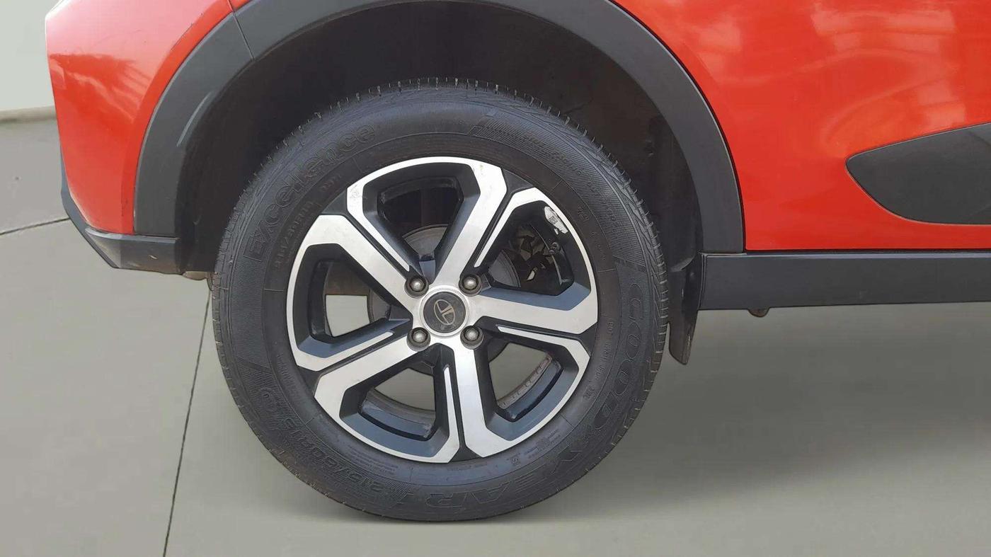 2022 Tata NEXON XZA PLUS PETROL DUAL TONE, Petrol, Automatic, 5,827 km, Right Rear Wheel