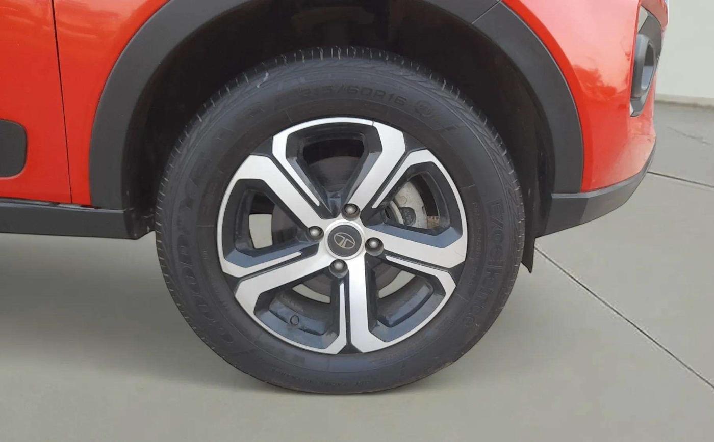2022 Tata NEXON XZA PLUS PETROL DUAL TONE, Petrol, Automatic, 5,827 km, Right Front Wheel