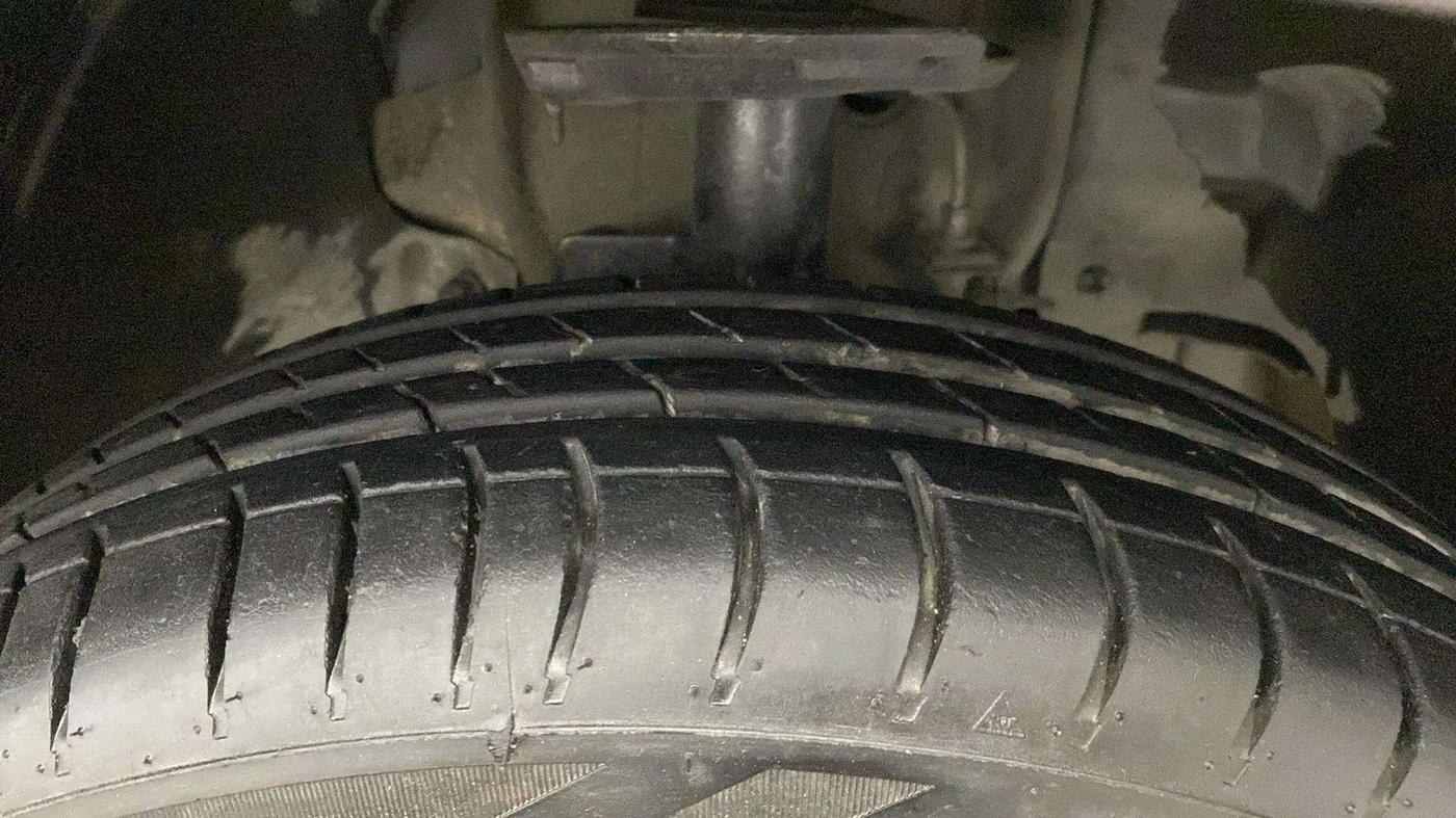 2017 Tata Tiago XM PETROL, Petrol, Manual, 70,994 km, Right Front Tyre Tread