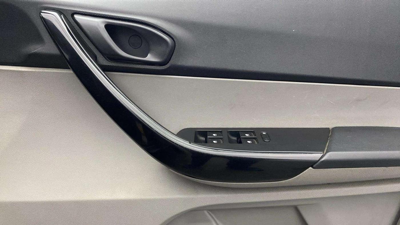 2017 Tata Tiago XM PETROL, Petrol, Manual, 70,994 km, Driver Side Door Panels Control