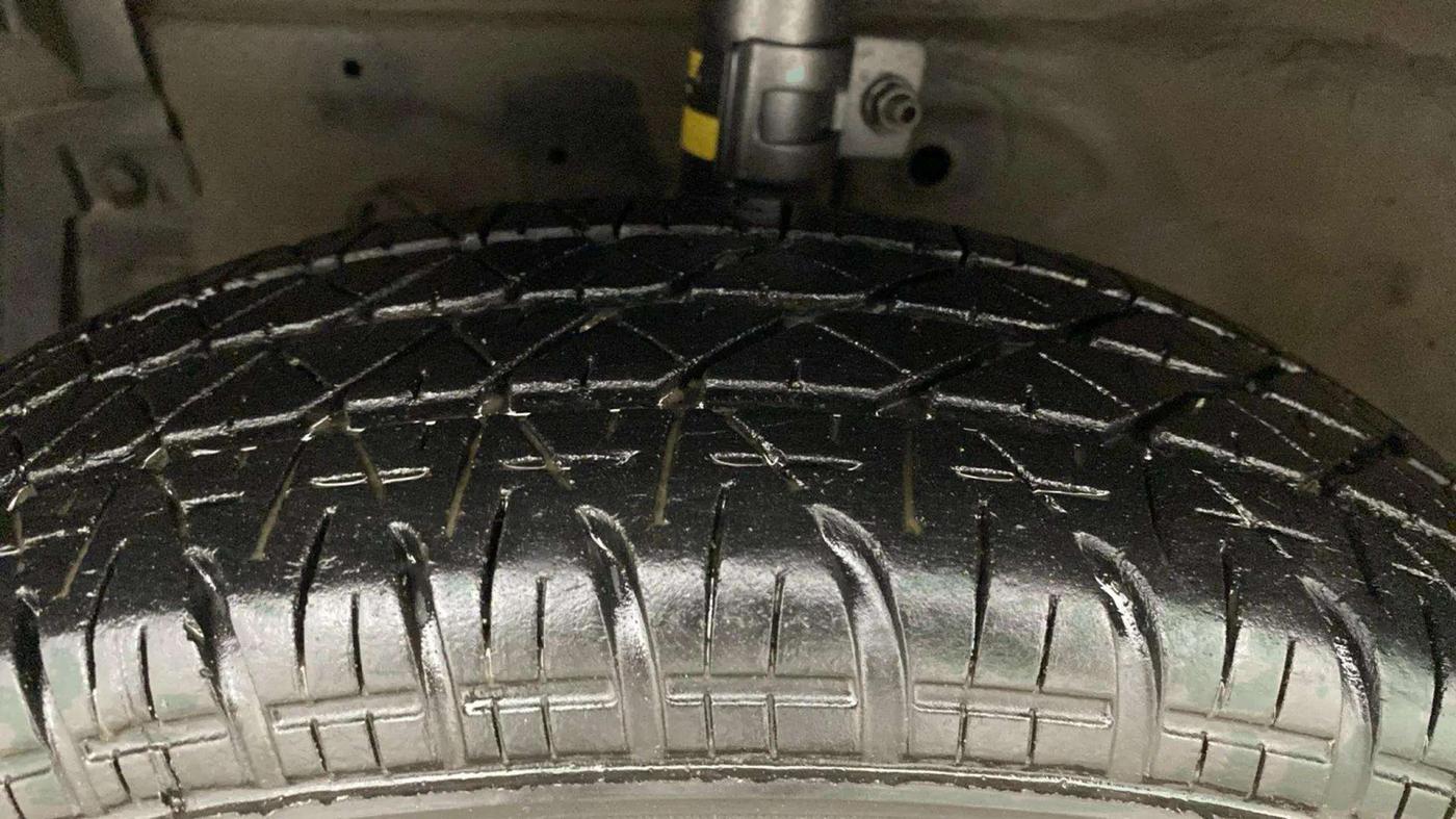 2013 Maruti Swift VXI, Petrol, Manual, 67,970 km, Left Front Tyre Tread
