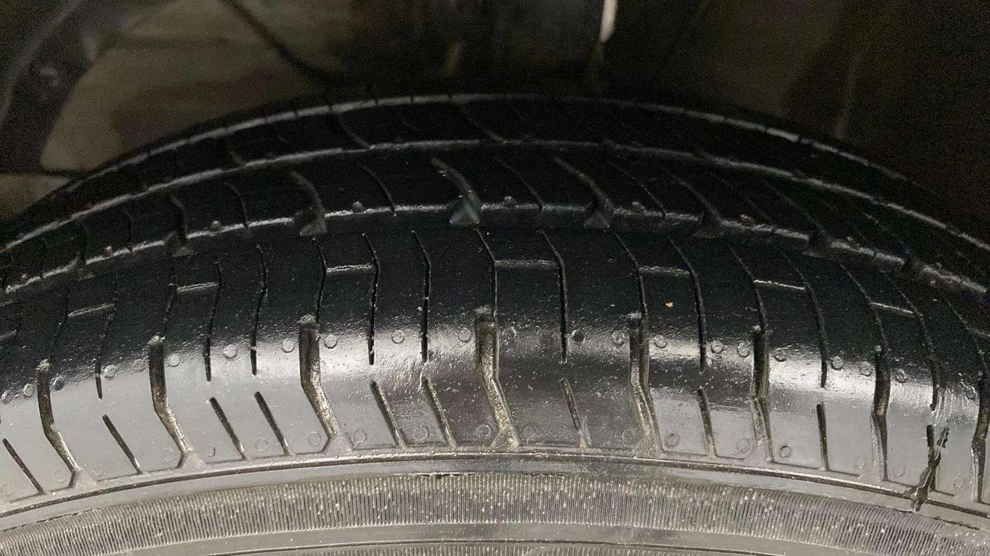 2019 Maruti Dzire VXI, Petrol, Manual, 79,719 km, Left Front Tyre Tread