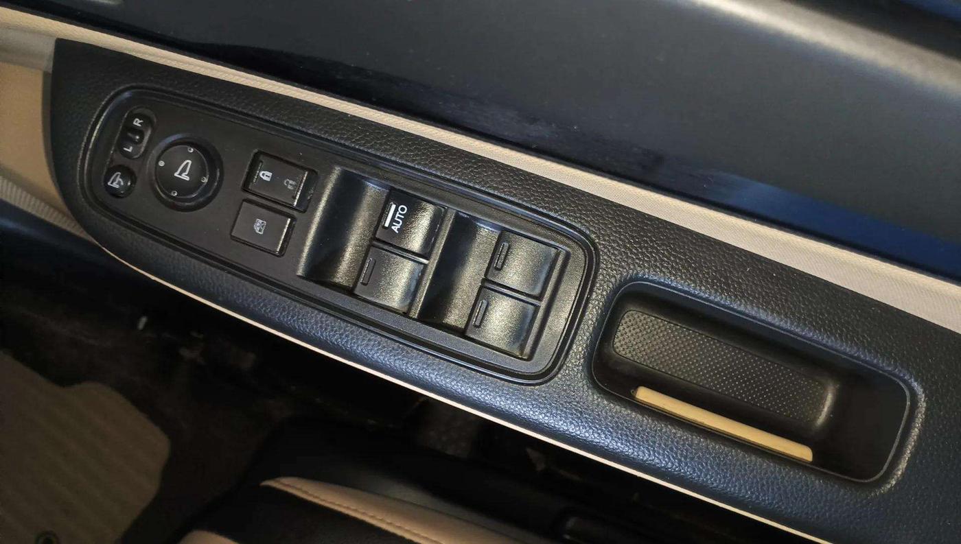 2019 Honda Amaze 1.2L I-VTEC S, Petrol, Manual, 78,249 km, Driver Side Door Panels Control