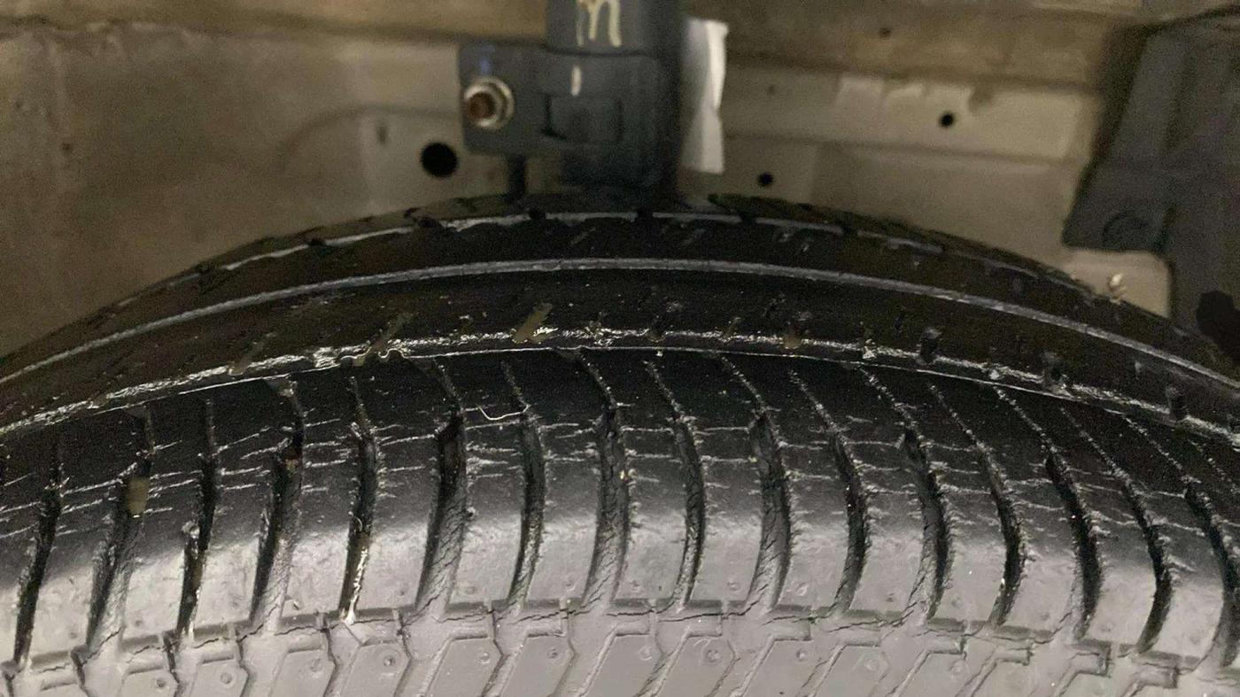 2014 Maruti Swift Dzire VXI, Petrol, Manual, 81,747 km, Right Front Tyre Tread