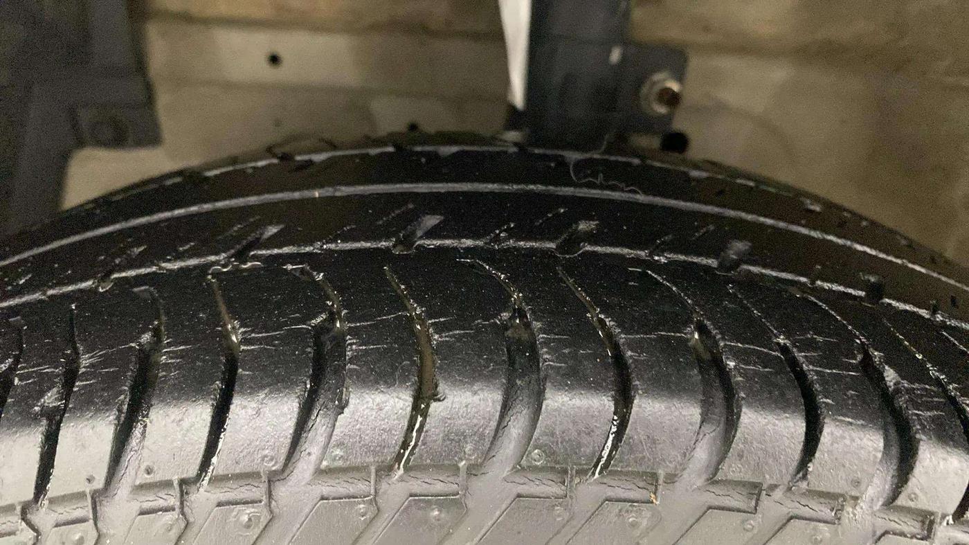 2014 Maruti Swift Dzire VXI, Petrol, Manual, 81,747 km, Left Front Tyre Tread