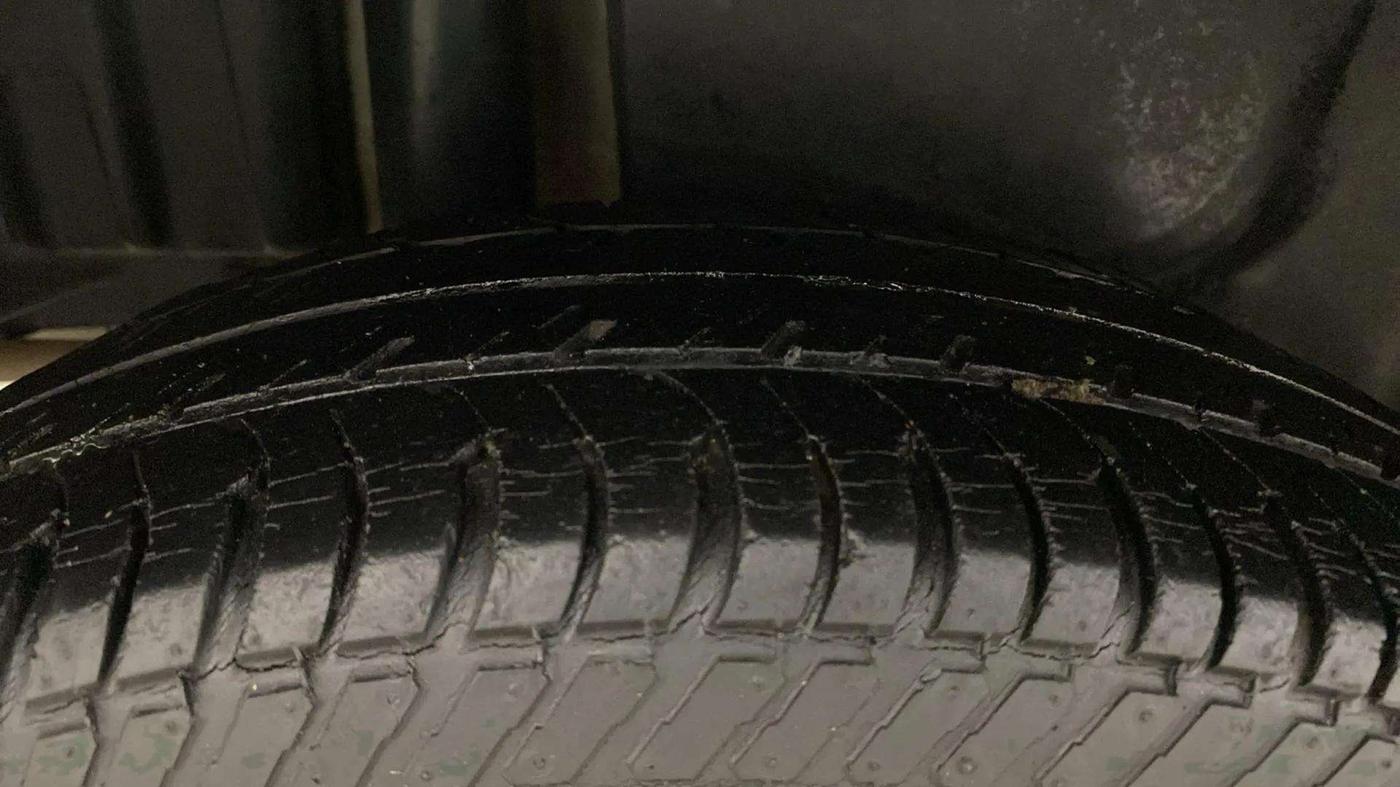 2014 Maruti Swift Dzire VXI, Petrol, Manual, 81,747 km, Right Rear Tyre Tread
